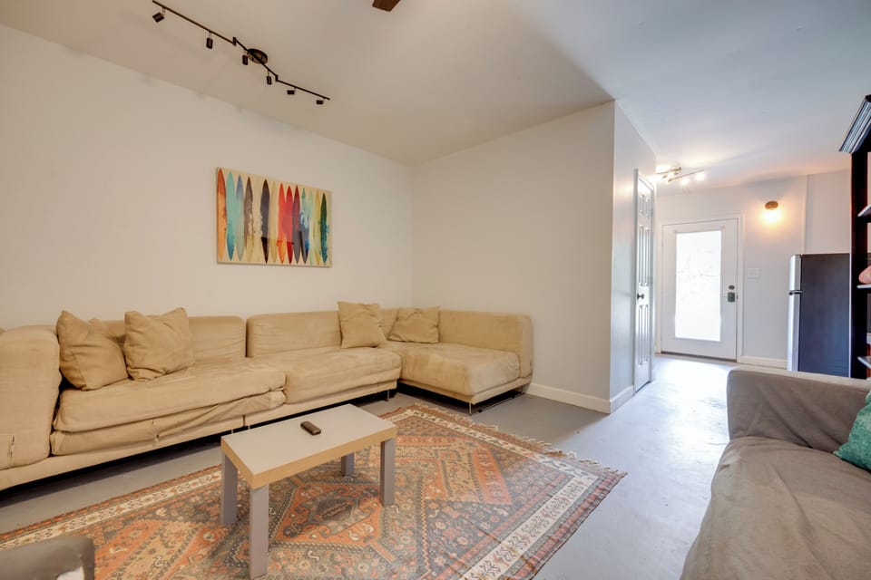 Living Room | Flat-Screen TV w/ Roku | Free WiFi