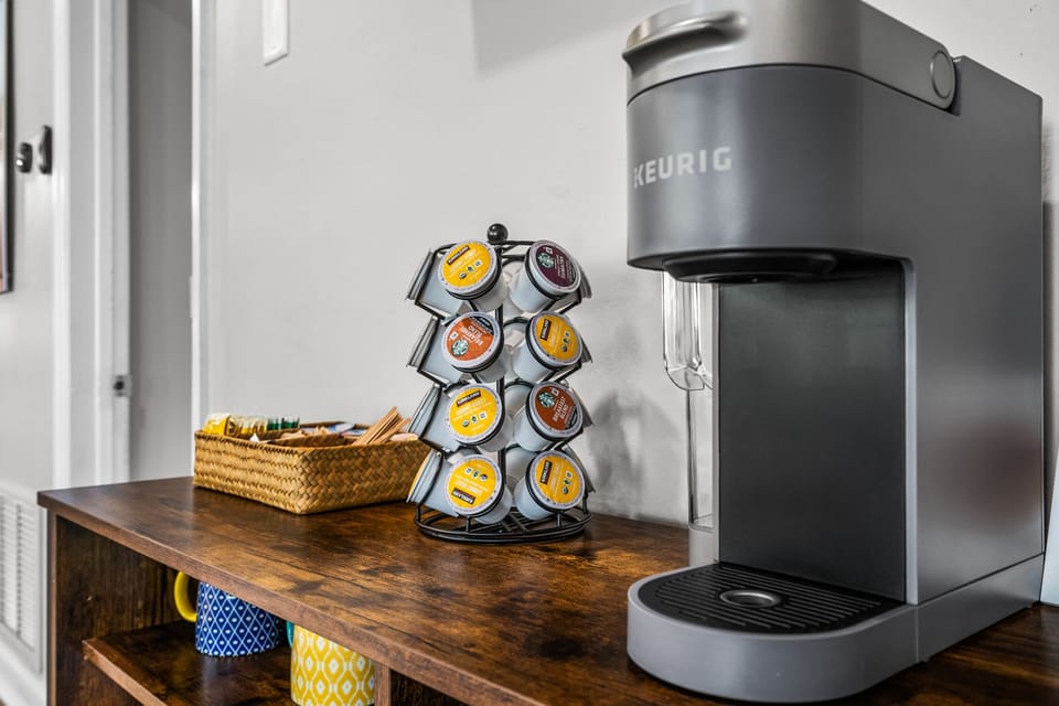 Keurig single serve coffee maker. K cups, creamer, sugar and tea bags provided.