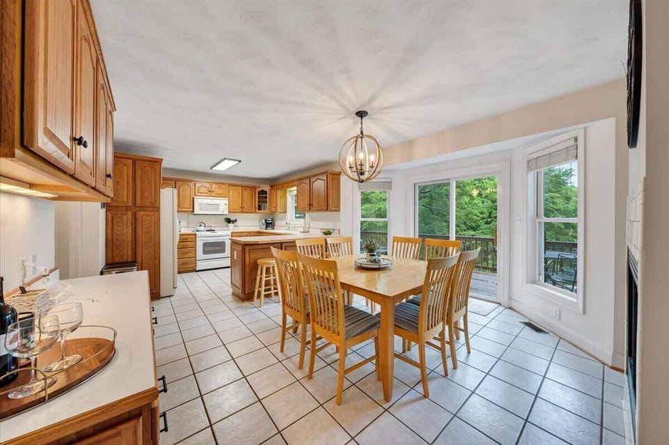 Kitchen and eat-in kitchen table