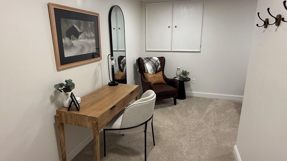 Lower level queen bedrm with desk & chair