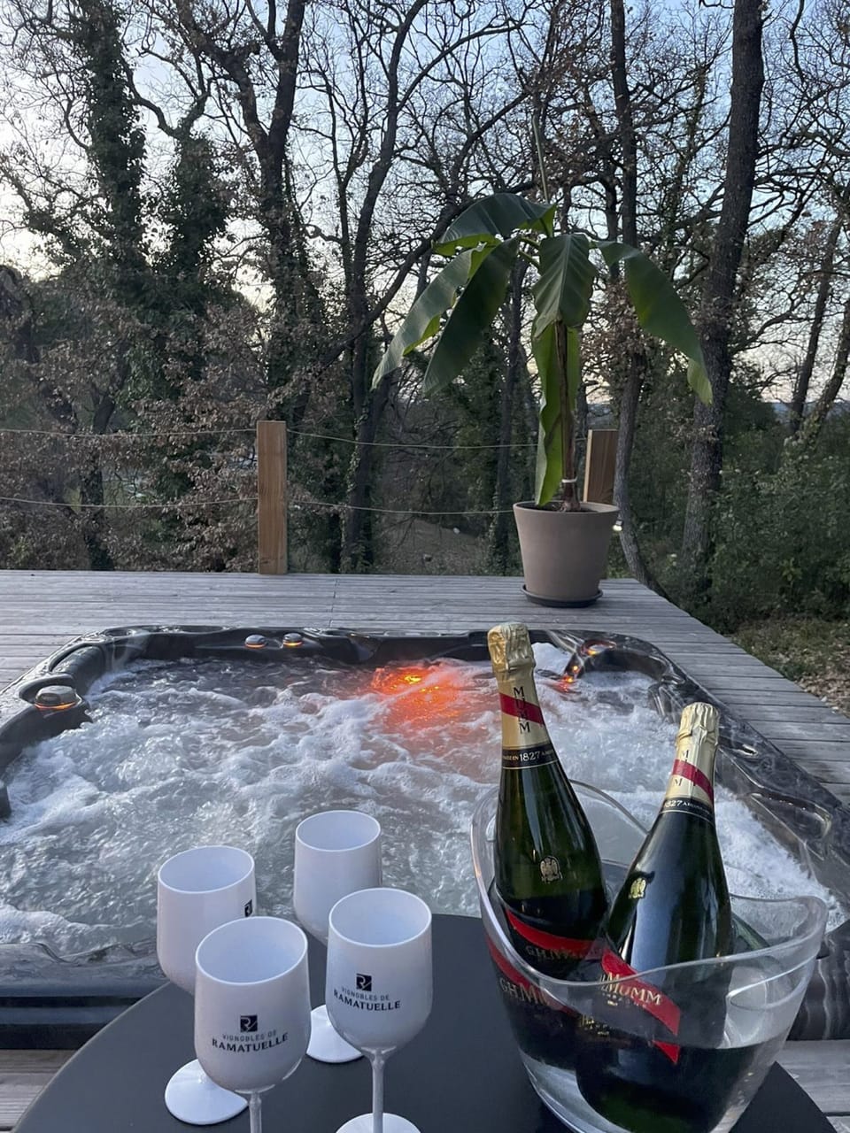 Outdoor spa tub