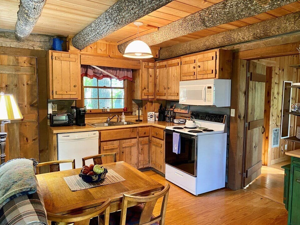 Kitchen & Dining Area
