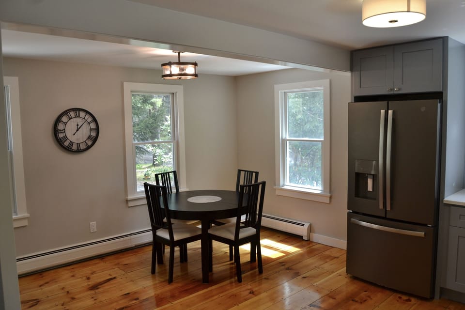 4 person dining table that can be extended with built-in leaf.