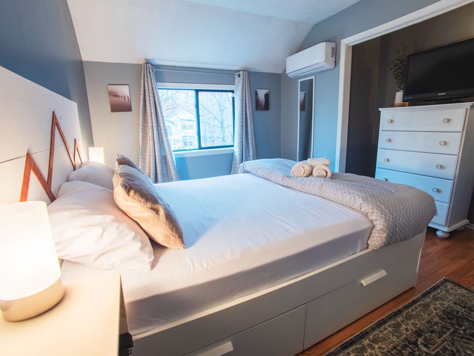 Queen-size bedroom w linens, towels, charger, and HD TV