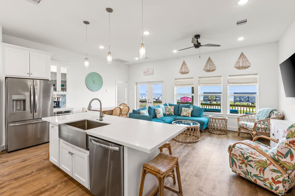 Imagine meal prep/cleanup at the kitchen island as you gaze out on the gulf.