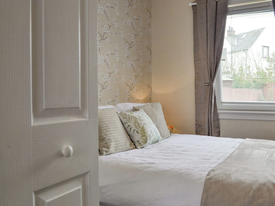 Double bedroom | Honeysuckle Cottage, Luncarty, near Perth