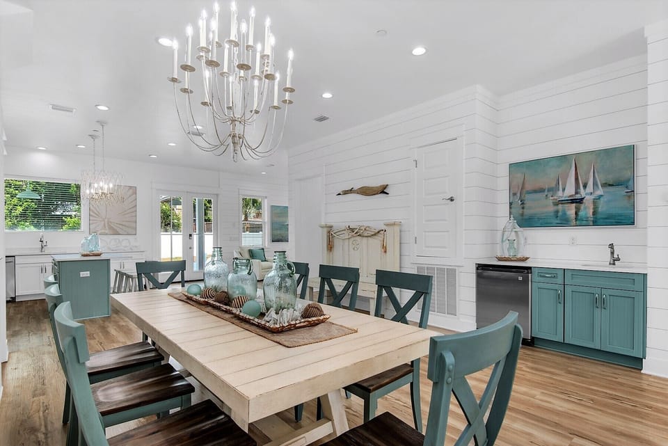 Windsong offers plenty of elbow room for your large group with over 4600 sq ft!
