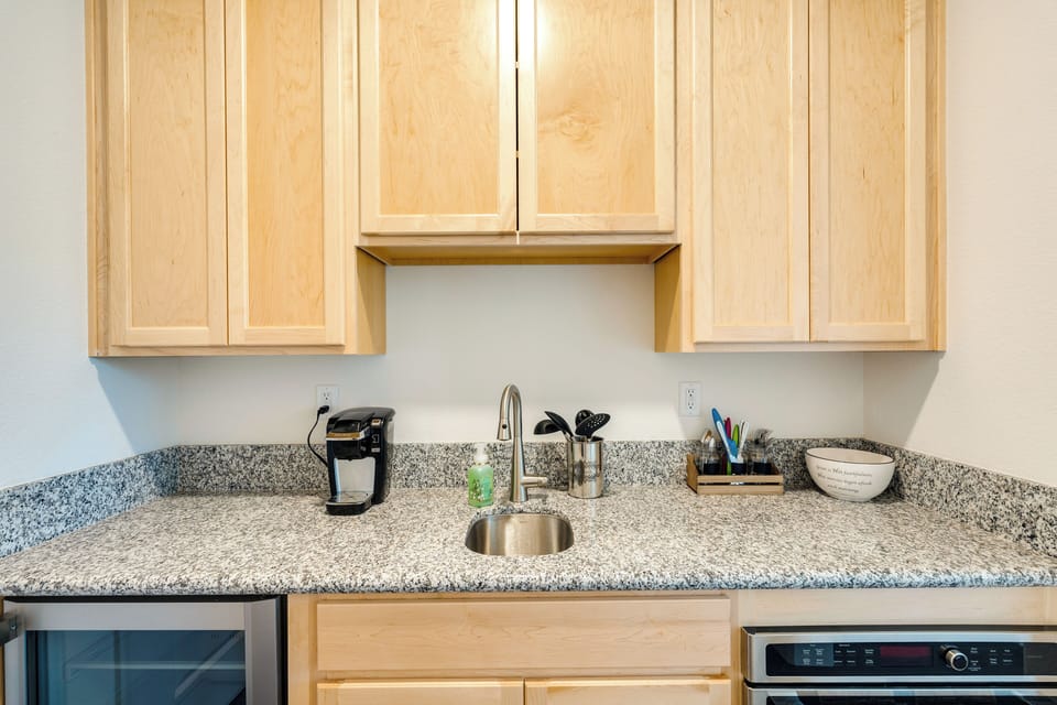 Kitchenette | Cooking Basics | Convection Oven | Microwave | Mini Fridge