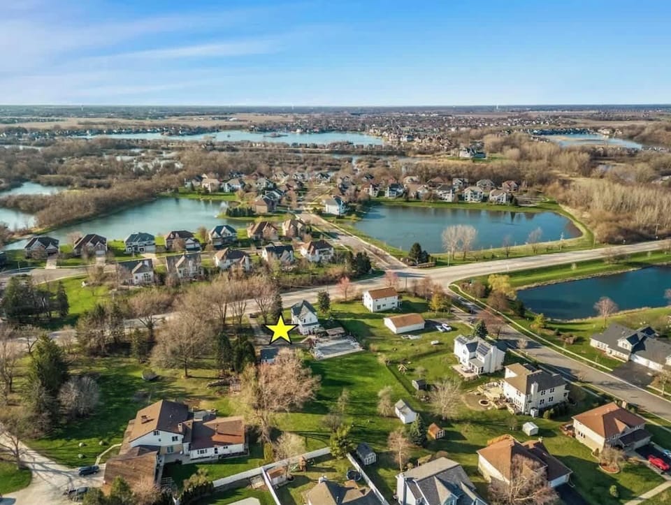 {DRONE SHOT} - Boaters' paradises! Minutes to the lakes!