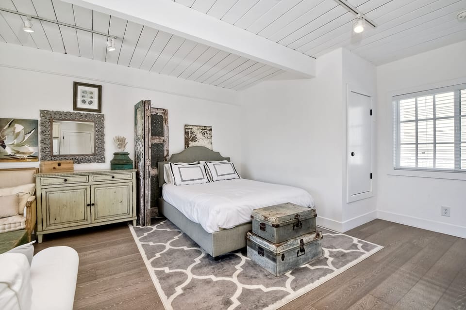 Studio Queen size bed.