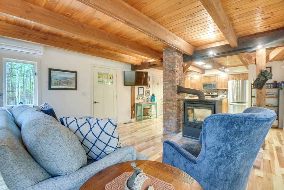 Living Room | Smart TV | Free WiFi | Mini-Split A/C & Heating Units