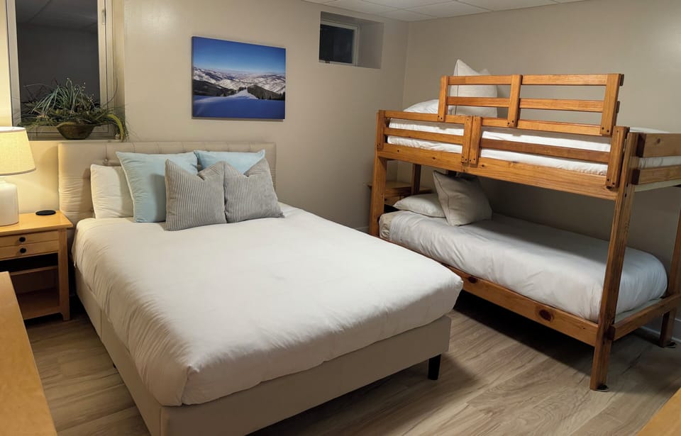 Bedroom 4 with queen and bunk