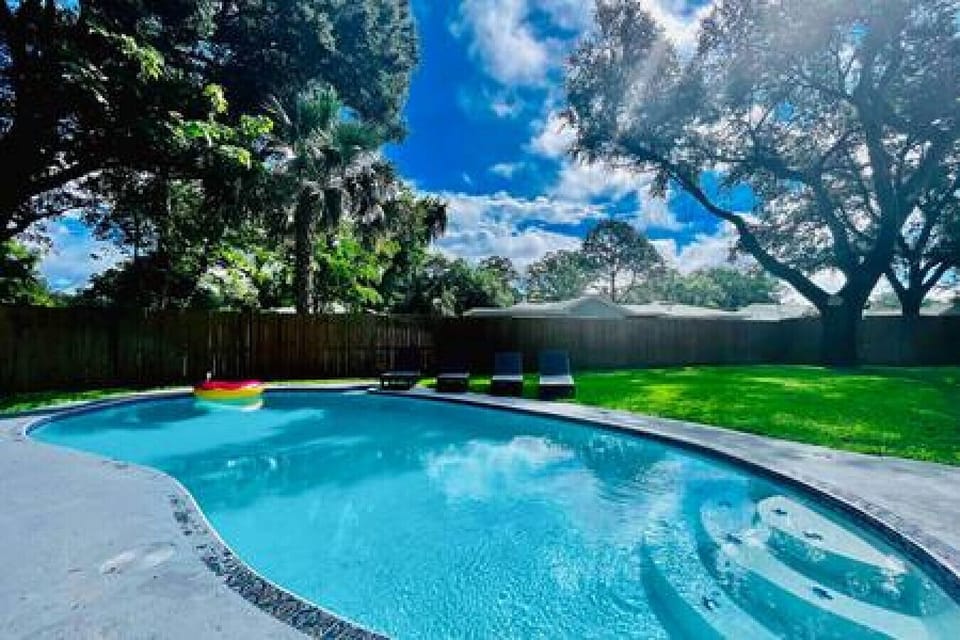 Stunning Swimming Pool & Big Backyard Area for Kids or Pups