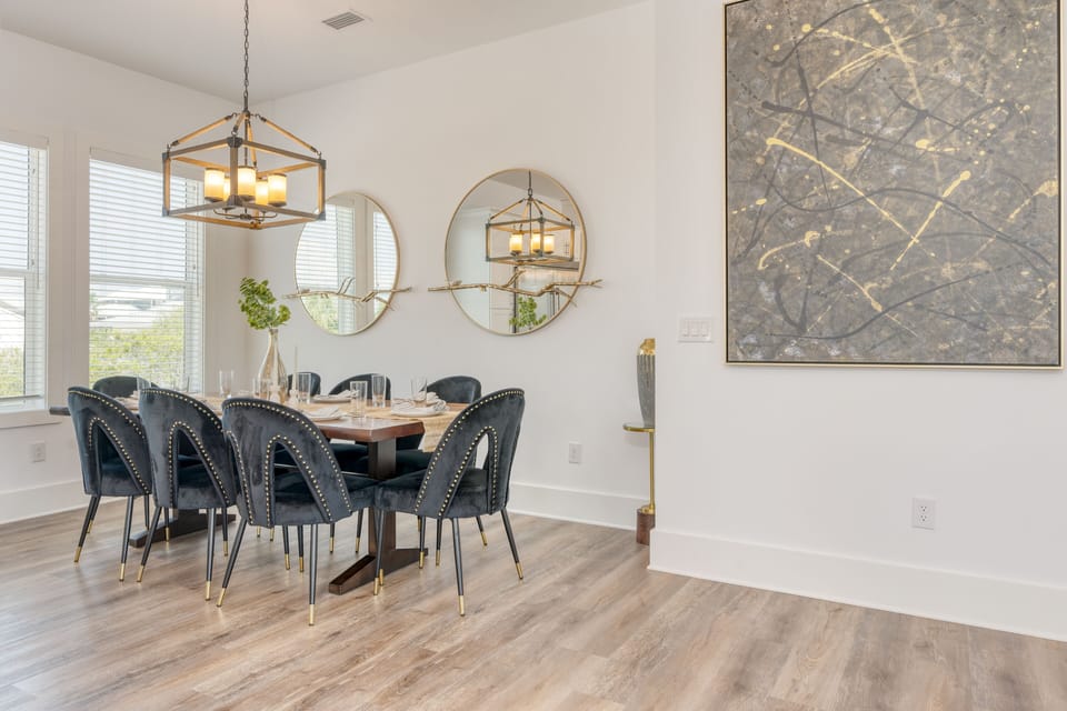 Even more dining options can be found at HarborWalk Village.
