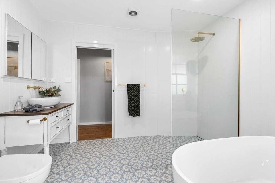 MAIN BATHROOM