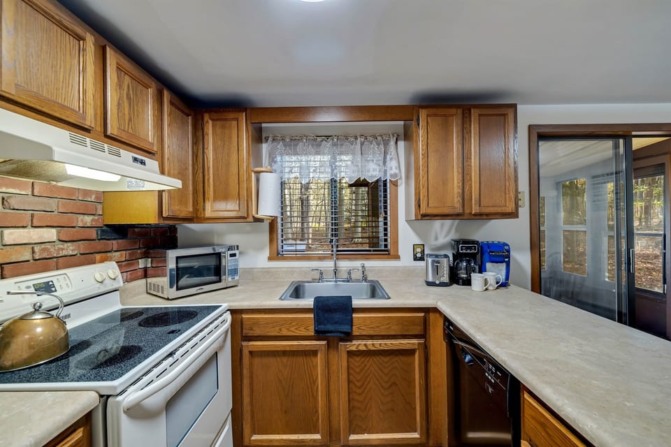 Compact yet fully equipped kitchen with standard appliances, a coffeemaker, and toaster—everything you need for home-cooked meals. Perfect for preparing quick breakfasts or dinners during your stay!