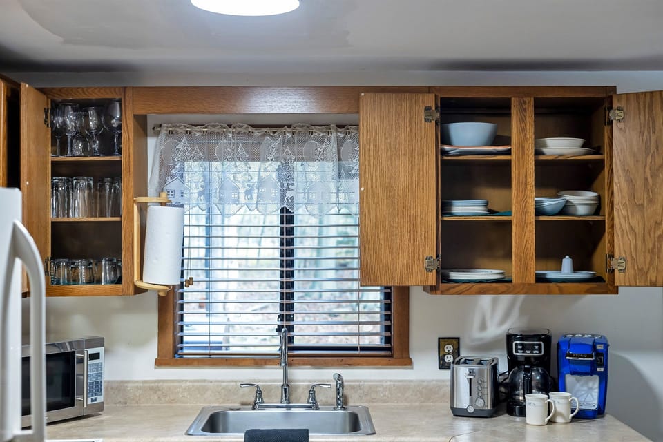 Compact yet fully equipped kitchen with standard appliances, a coffeemaker, and toaster—everything you need for home-cooked meals. Perfect for preparing quick breakfasts or dinners during your stay!