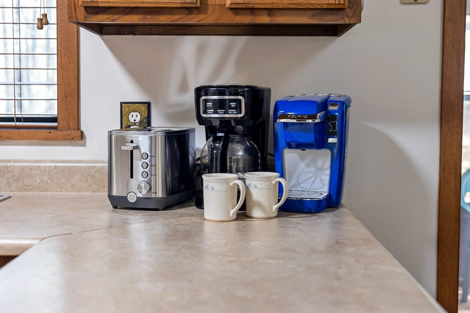 Compact yet fully equipped kitchen with standard appliances, a coffeemaker, and toaster—everything you need for home-cooked meals. Perfect for preparing quick breakfasts or dinners during your stay!