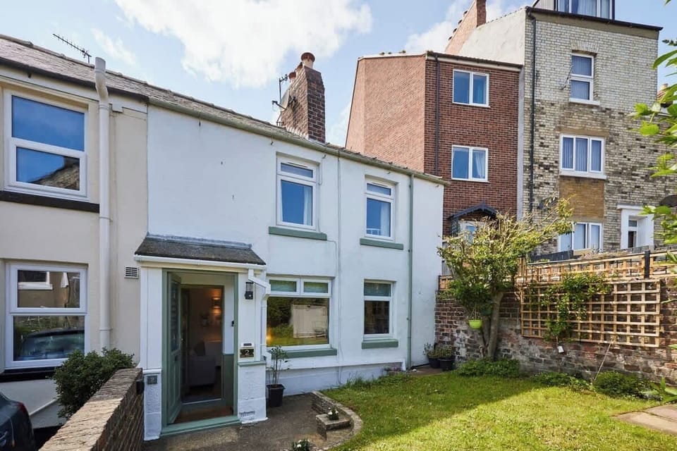 Hope Cottage, Whitby - Host & Stay
