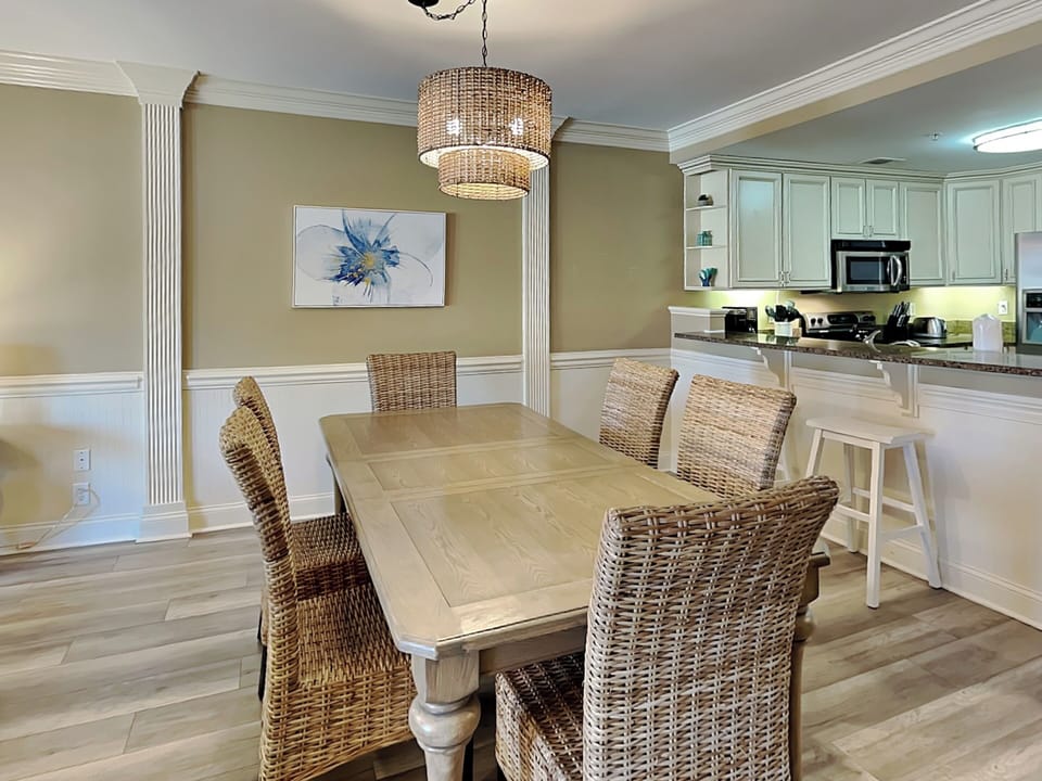 Kitchen & Dining