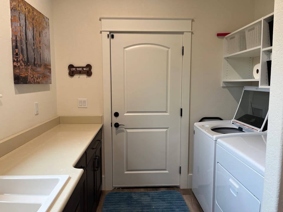 Laundry room with washer/dryer.