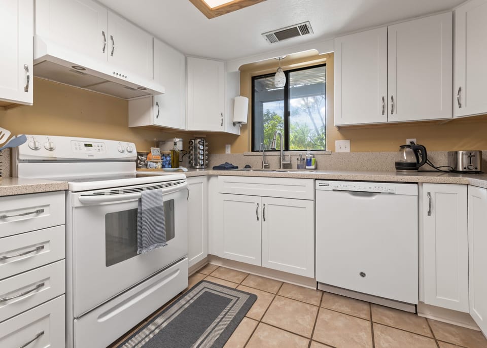 Fully stocked kitchen with all your food prep needs. Coffee/creamer/sweetener