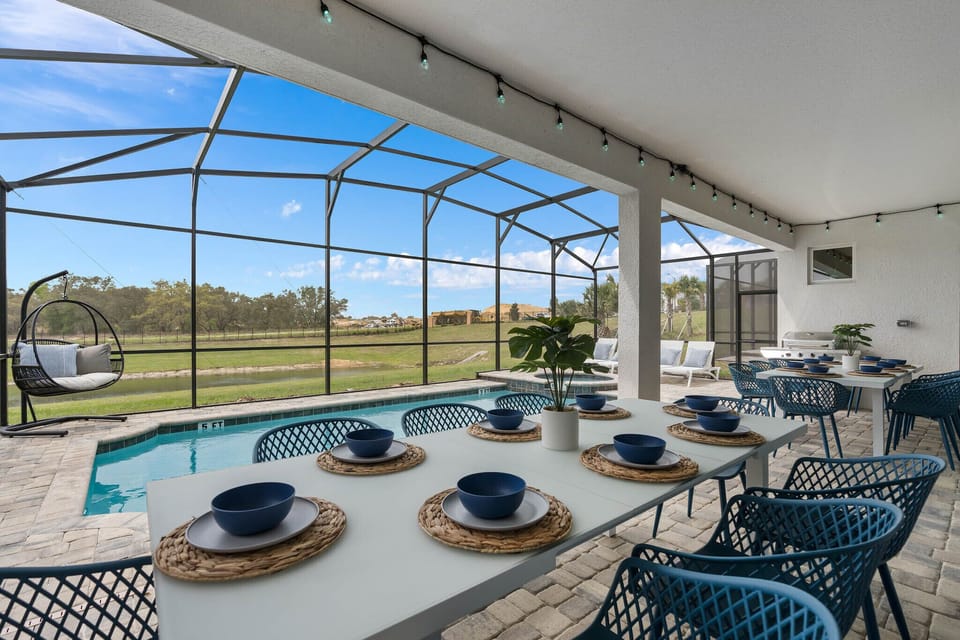 Incredibly large private pool, hot tub, and dining space