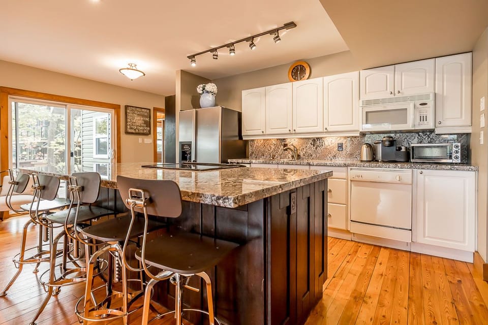 Kitchen with large island