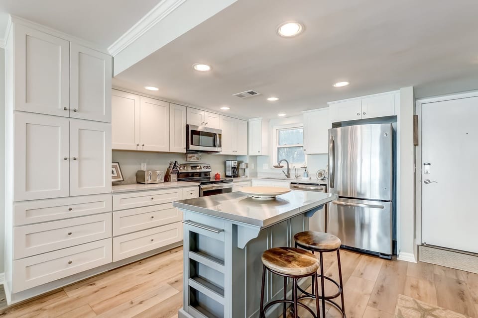 Newly Renovated Fully Equipped Kitchen with Stainless Steel Appliances, Quartz Countertops, and Island Seating for 2