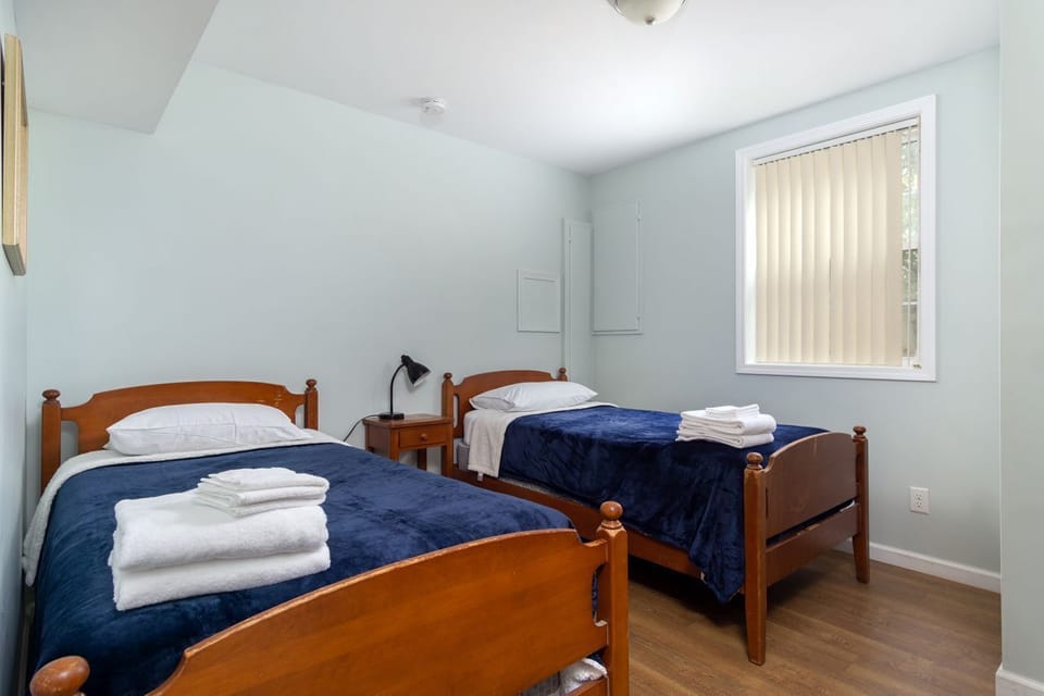 Basement bedroom with 2 twin beds.