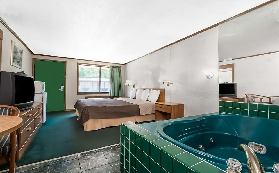 Cozy King size bed with a Hot Tub, perfect escape after a long day of sightseeing