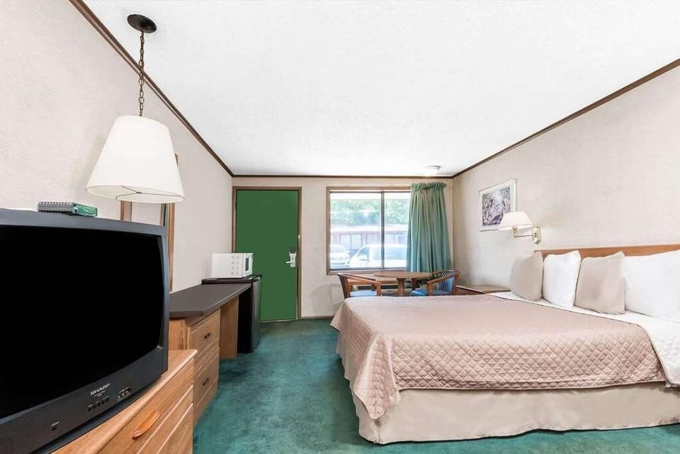 Queen size beds, large and oh so cozy!
