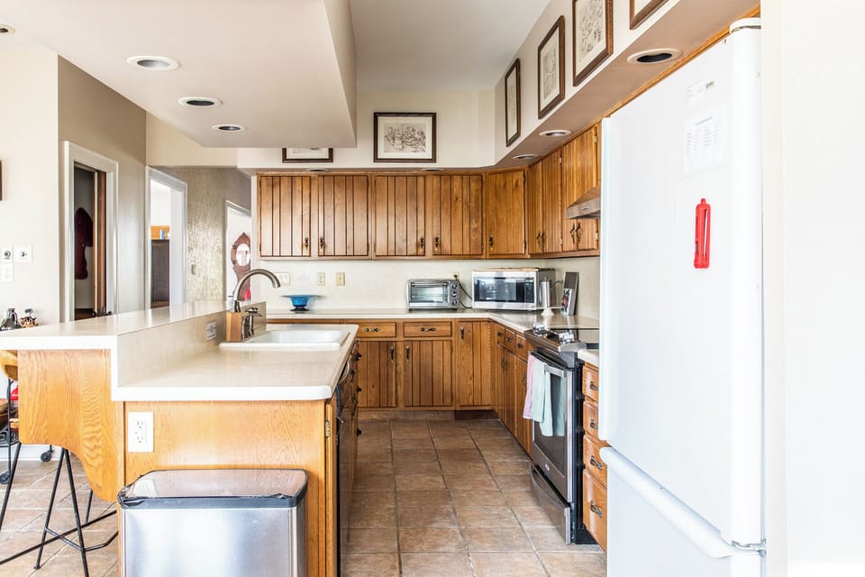 Fully stocked kitchen!