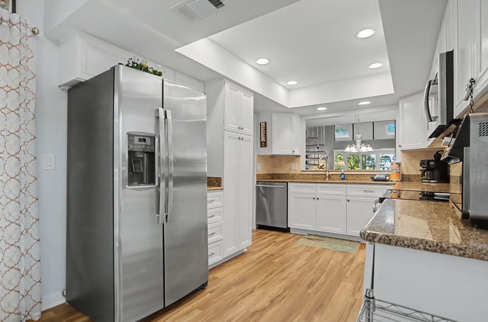 Make a quick breakfast or full dinner in this large kitchen with everything you could need. 