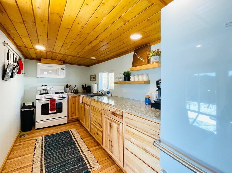 Full kitchen