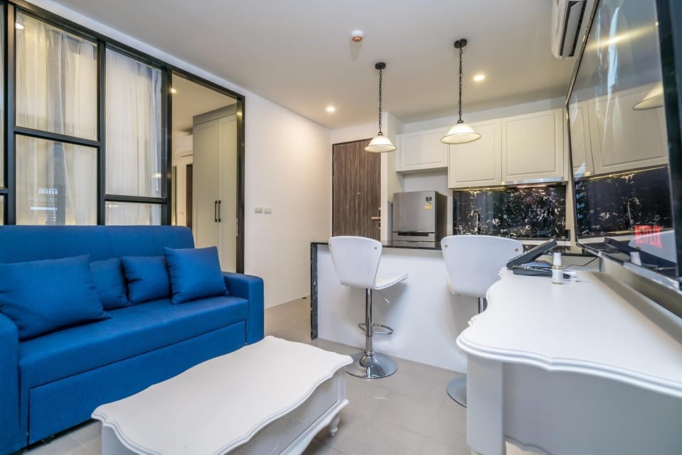 Modern Condo Palmyrah great location, pool & gym (10384)
