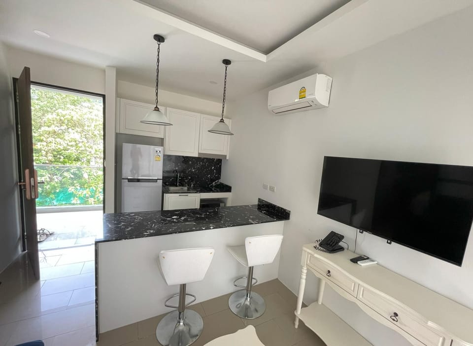 Modern Condo Palmyrah great location, pool & gym (10390)