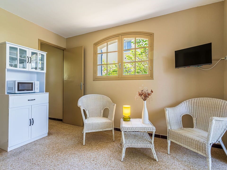 Furniture, Interior Design, Wood, Flooring, Floor, Home, Room, Lighting, Ceiling, Apartment