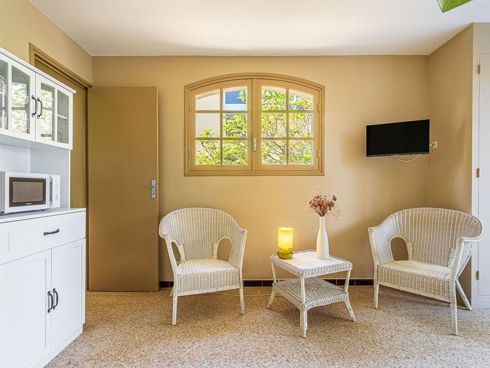 Furniture, Interior Design, Wood, Flooring, Floor, Home, Room, Lighting, Ceiling, Table
