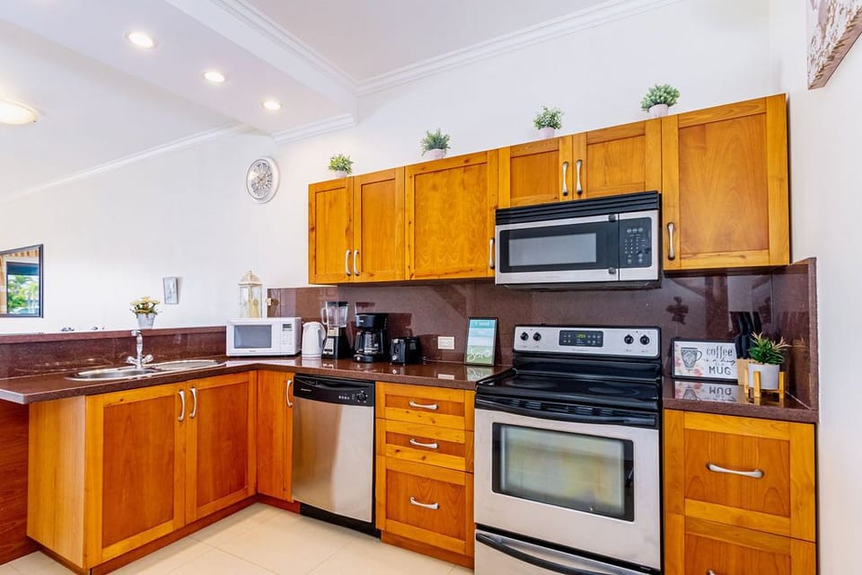 2BR Townhouse 3min walk 2 EagleBeach w/ Pool & BBQ (11064)