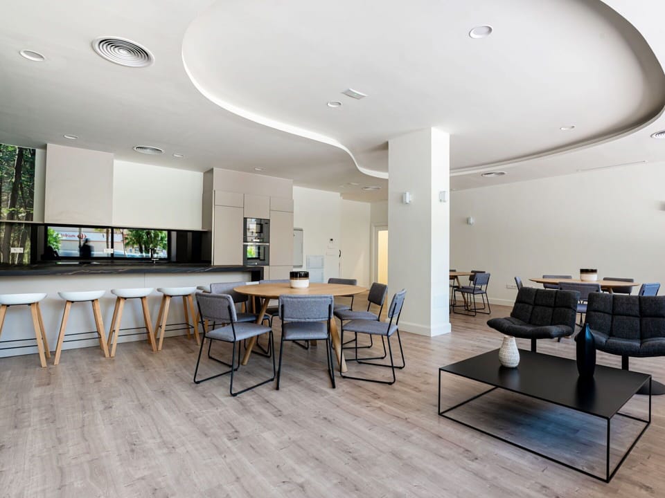 Table, Furniture, Plant, Building, Flooring, Floor, Wood, Public Space, Hall