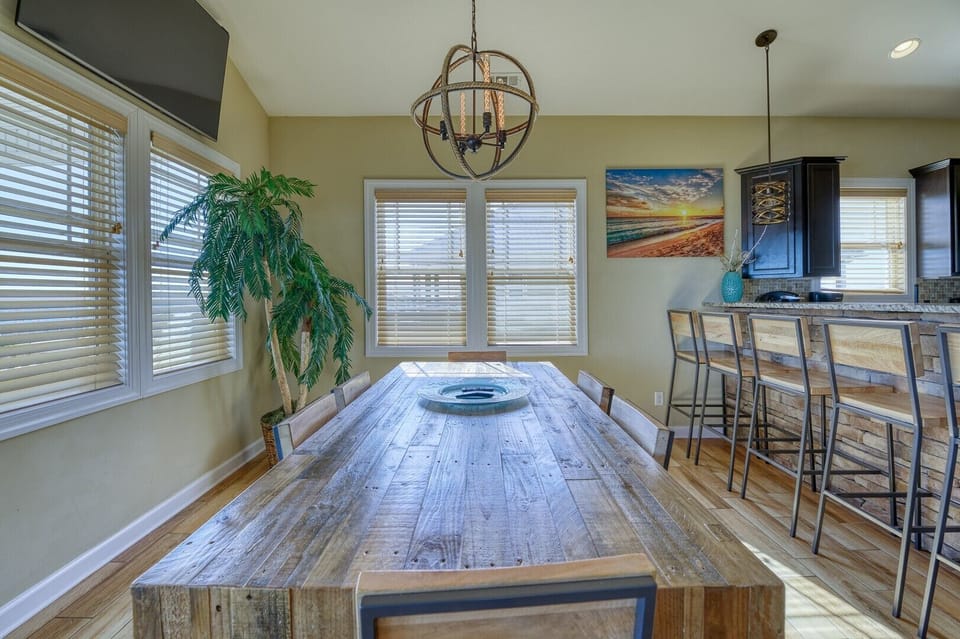 Dining Room/Bar Sitting Area