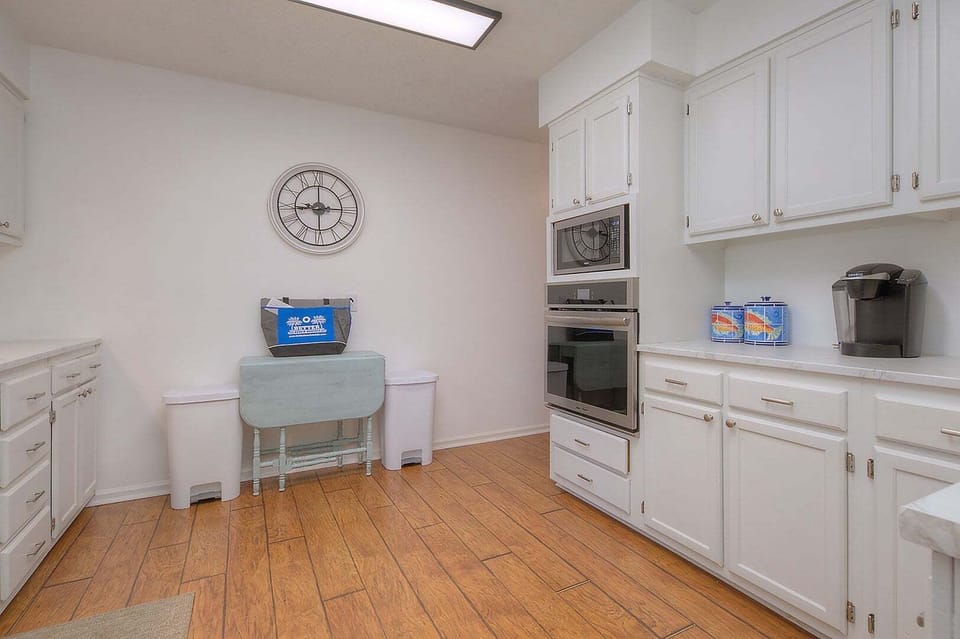 Kitchen Small Table and Oven
GW 10.2022