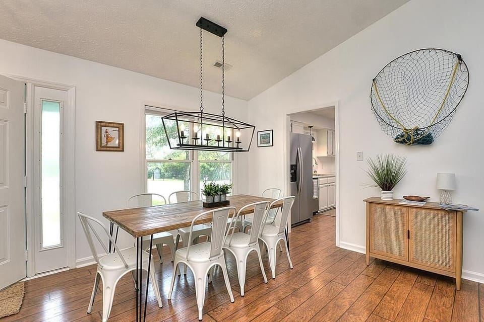 Dining Area Table and Chairs
GW 6.2022