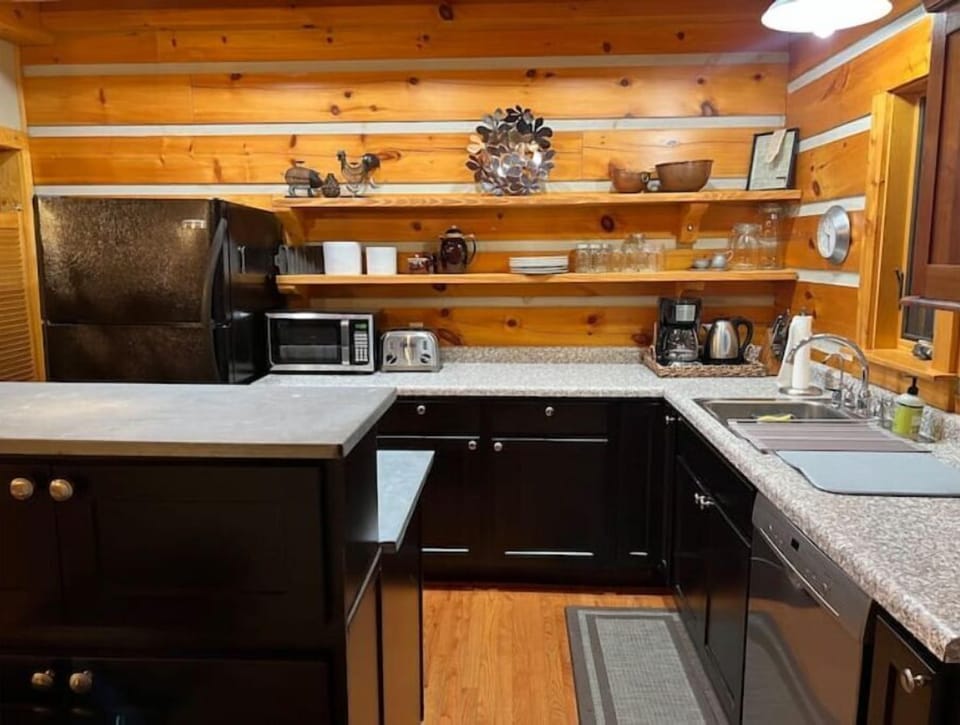 Full kitchen, dishwasher, large electric griddle, full refrigerator/ice maker