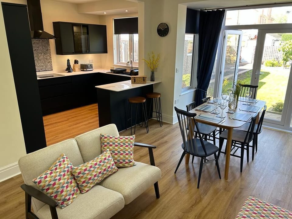 Second lounge area with TV