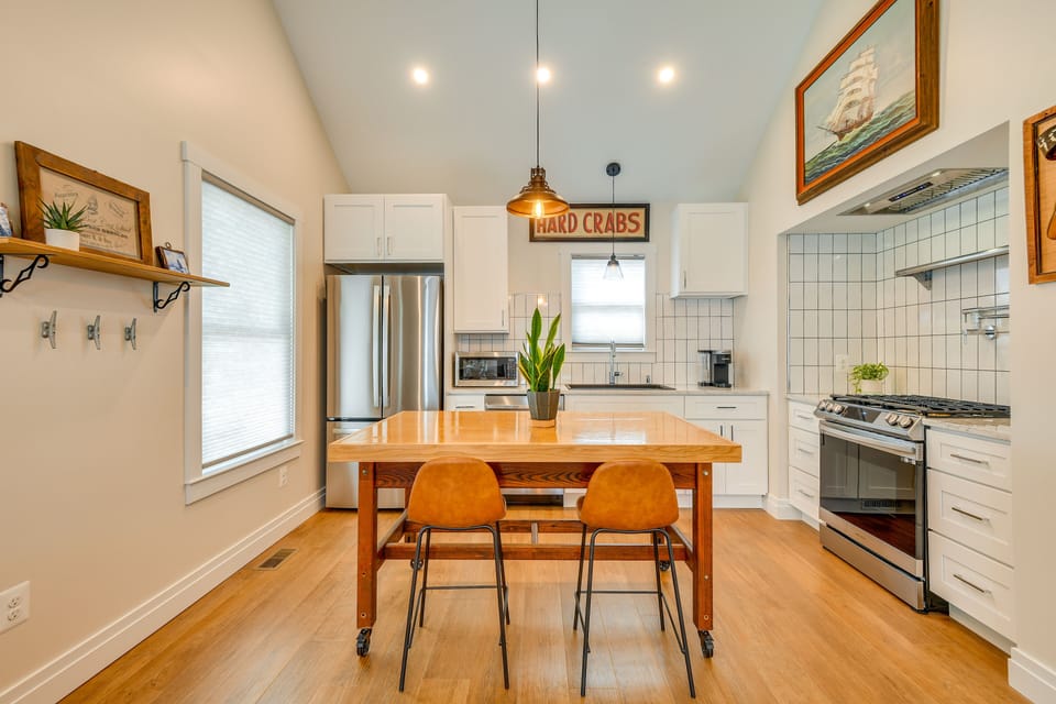 Dining Area | Dishware & Flatware Provided | Central A/C