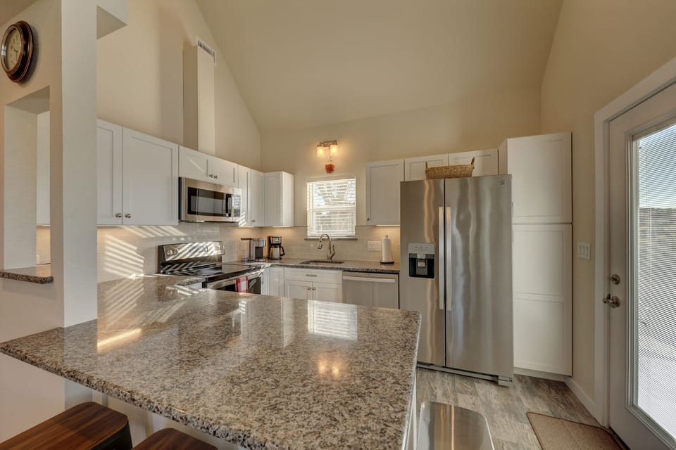 Kitchen w/island