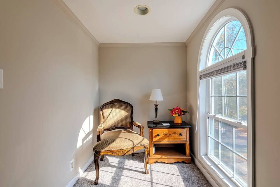 Double bedroom sitting area
