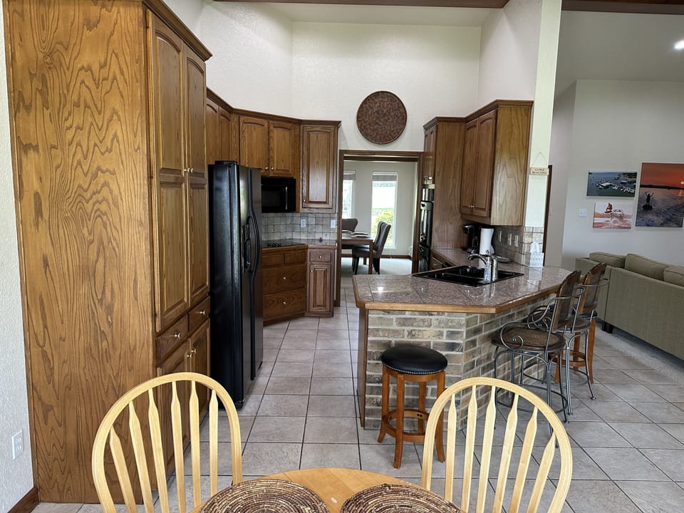 Kitchen - Bar.  Full sized appliances for cooking. 